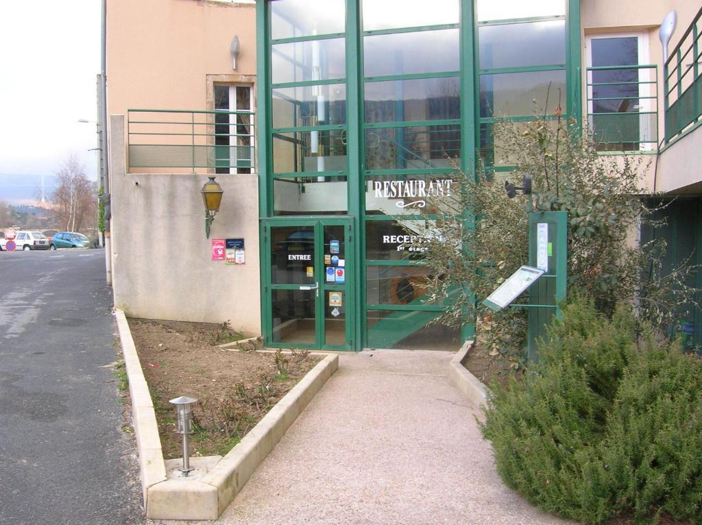 Les Berges Du Tarn Aparthotel Millau Exterior photo